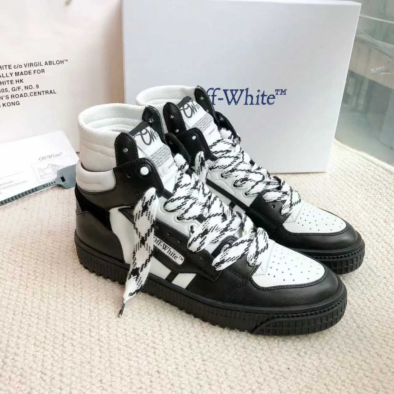 Men's shoes💰620 OFF WHITE ⚡️Couple style⚡️🍓New color🍓 The latest spring model of Gaobang street casual Martin style masterpiece, released the highest quality version on the market 👊 Series original mold opening, original lasting, production technology 1:1 original ➰🔜The best choice for more and more celebrities and Internet celebrities🔸In the classics Changes in the code🔸Innovate in the trend🔸Strive to break away from the shackles of bad street design🔝Although he is not the originator of fashion design, he is definitely a shining dark horse in avant-garde design🐴🆙Do not follow the trend🔅Not universal beauty🔅 Fabric💯First-layer cowhide Lining💯Imported skin-friendly and environmentally friendly polyester mesh Foot pads💯Original molded high-elastic environmentally friendly molding pads Midsole💯Original sleeve lasting process Outsole💯Rubber outsole Packaging💯Official website synchronizes a full set of packaging (brand wrapping paper, brand certificate, brand bag) code number 35-44, 45 customized